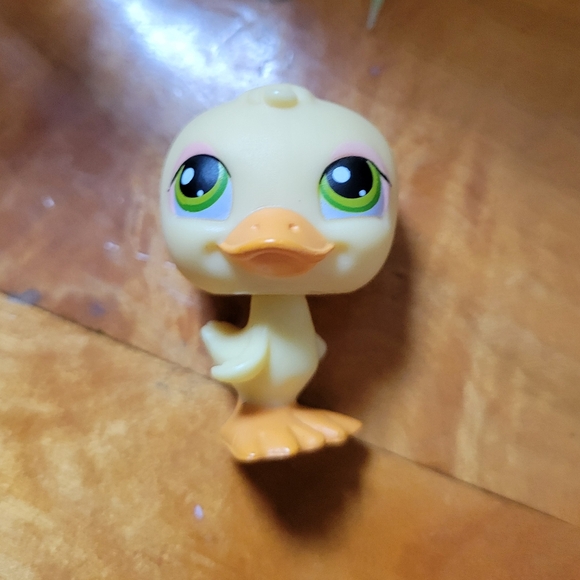 Littlest Pet Shop LPS #51 Duck Yellow Duckling Green Eyes Bird 2005 - Picture 9 of 11